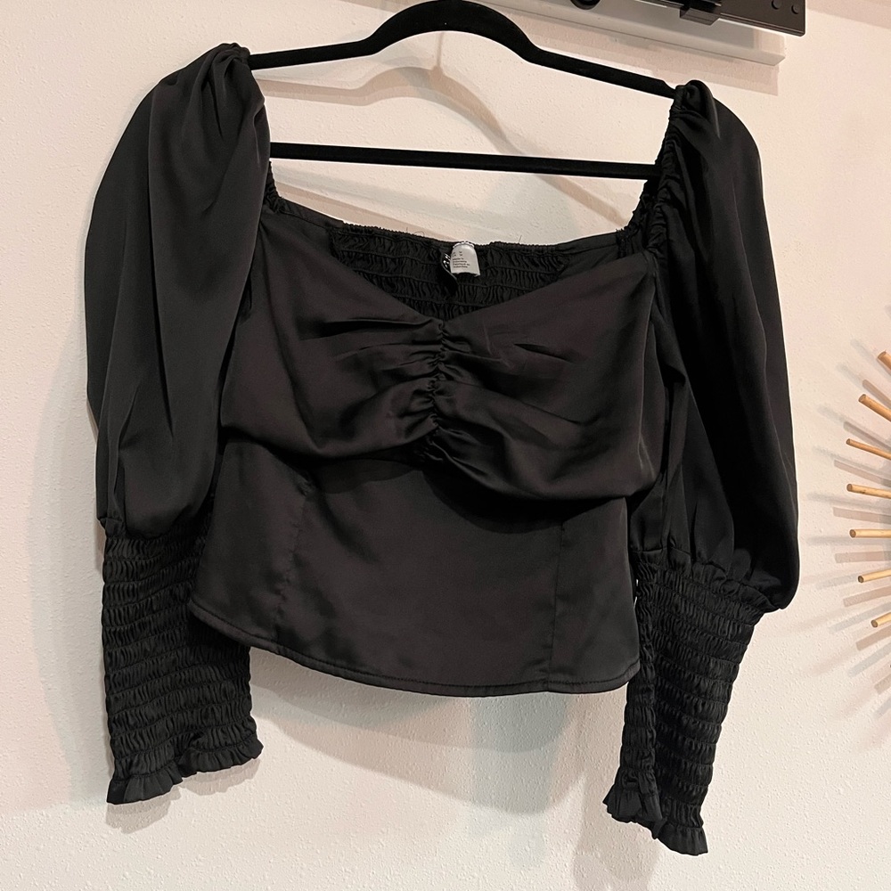 Womens size medium black puffy sleeve H&M shirt